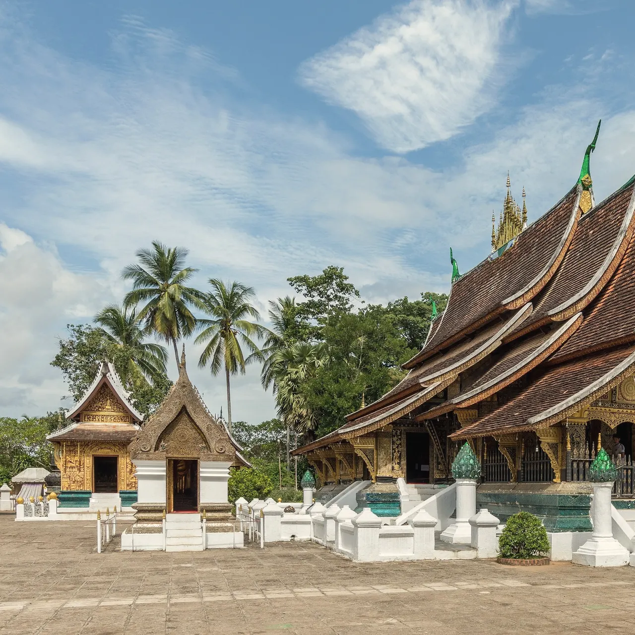 A boat to the Pak Ou caves