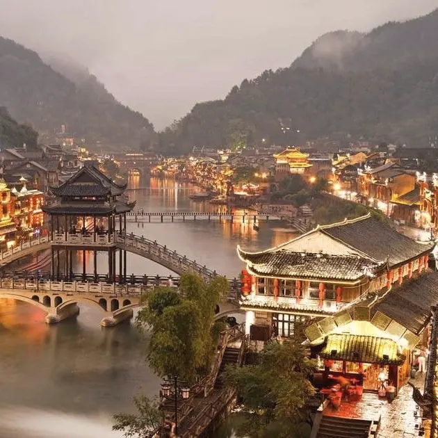 Phượng Hoàng cổ trấn lên đèn