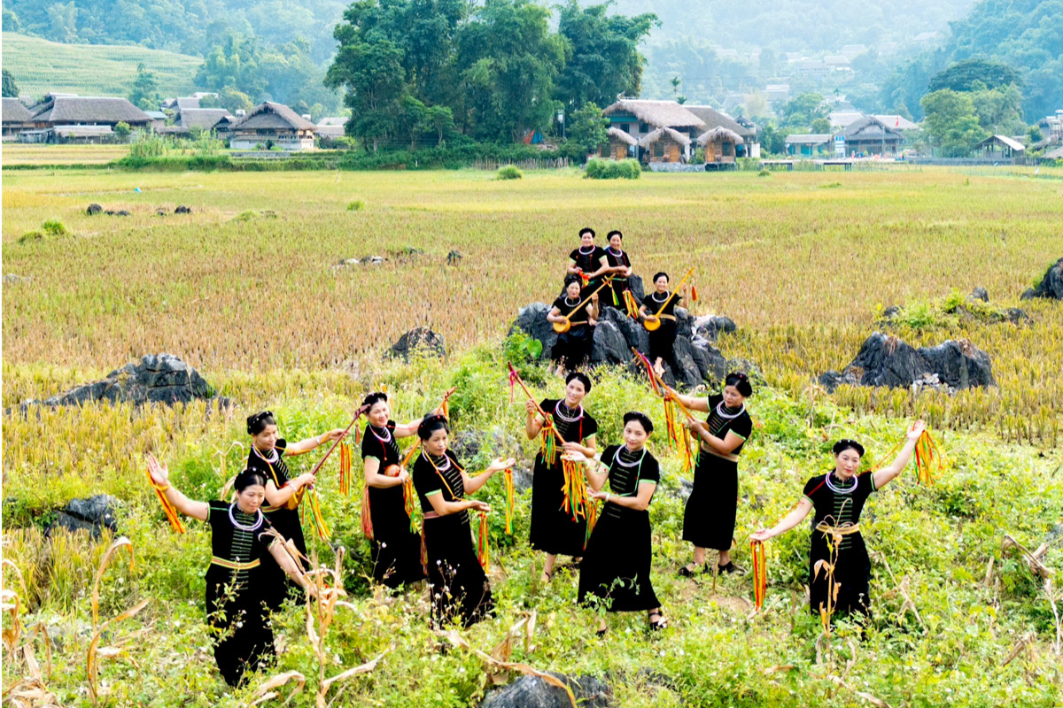 DAY 1: ROAD TO THE FRONTIER | Hanoi → Tuyen Quang → Ha Giang (-/L/D)